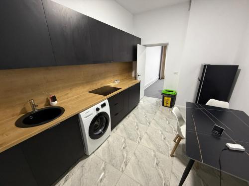 kuchnia ze zlewem i pralką w obiekcie Ap9 3 min from Christmas Market curte parcare w Krajowej
