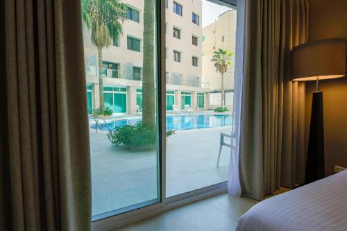 Un pat sau paturi într-o cameră la Petra Palace Hotel