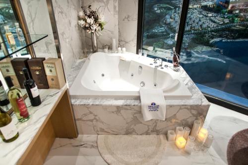 Et badeværelse på Seogwipo JS Hotel