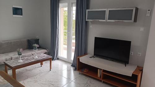 Una televisión o centro de entretenimiento en XANTHI COUNTRY LAND apartment