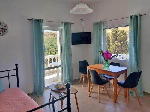 Μια τηλεόραση ή/και κέντρο ψυχαγωγίας στο Dimitra's Pretty Apartment 4 klm away from Chora