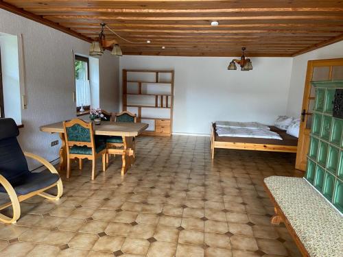 Una sala de estar con una cama, una mesa y sillas. en Appartements Schnaittach, en Schnaittach