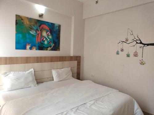 Ein Bett oder Betten in einem Zimmer der Unterkunft Hotel Mukund Vrindavan near Prem Mandir