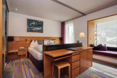 Giường trong phòng chung tại Quality Hosts Arlberg - Hotel ANTON
