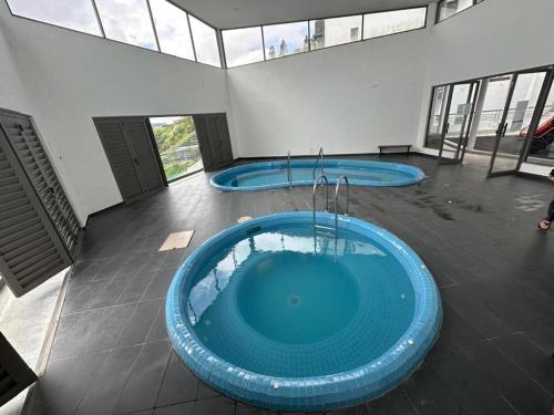 Bazén v ubytování The Cozy Wooden Stay #PalasHorizon#5-7 minutes to Kea Farm nebo v jeho okolí