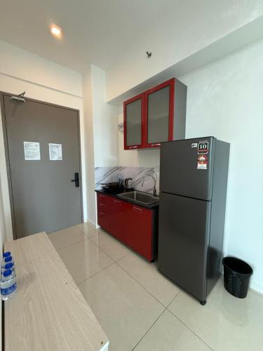 Η κουζίνα ή μικρή κουζίνα στο Bay Suites Home by Sea海的家 1018