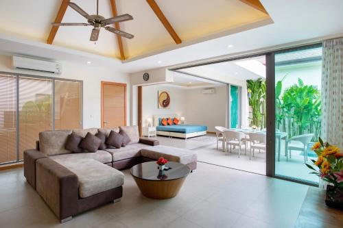 Χώρος καθιστικού στο 2BD Pool Villa Karina near beach