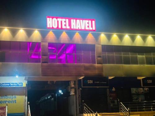 un hall d'hôtel avec une enseigne lumineuse. dans l'établissement Hotel haveli, à Rāmgarh