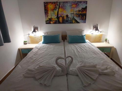 Ένα ή περισσότερα κρεβάτια σε δωμάτιο στο אצלנו בחצר - צימר למשפחות ולזוגות בדרום ים המלח