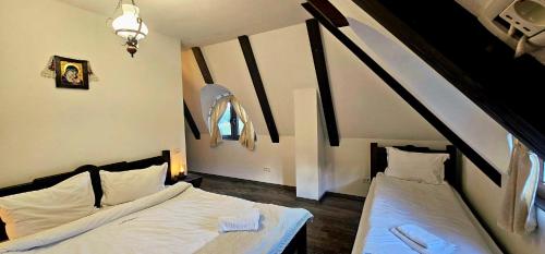 Ένα ή περισσότερα κρεβάτια σε δωμάτιο στο Vila Chalet Traditional Poiana Vladesei