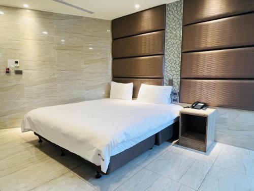 Postel nebo postele na pokoji v ubytování 龍江大飯店