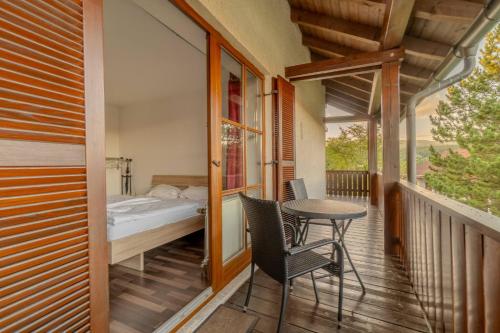 Ένα ή περισσότερα κρεβάτια σε δωμάτιο στο Chrysantihof - Apartment 390 mit POOL & SAUNA