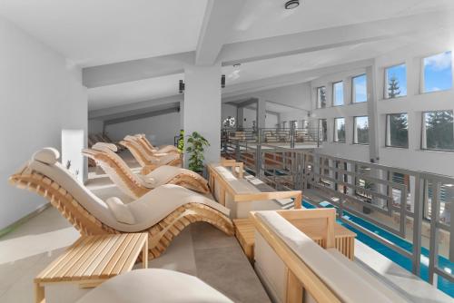a library with wooden benches and bookshelves at OzonWellness in Harghita-Băi