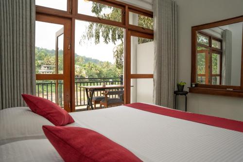 Ένα ή περισσότερα κρεβάτια σε δωμάτιο στο Riverside Lounge Kandy