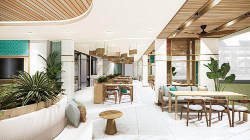 ein Restaurant mit Tischen, Stühlen und Pflanzen in der Unterkunft Maraleina Sports Resort in Nathon Bay