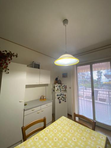 Crateri e coralli في ماسكالي: مطبخ مع طاولة وثلاجة