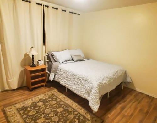 Postel nebo postele na pokoji v ubytování Convenience in Vancouver