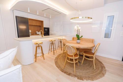 cocina con mesa, sillas y barra en Casa Maruja Boutique Mediterránea con Terraza, en Fortuna