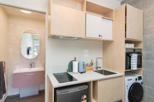 Η κουζίνα ή μικρή κουζίνα στο Petone City Studio with Balcony