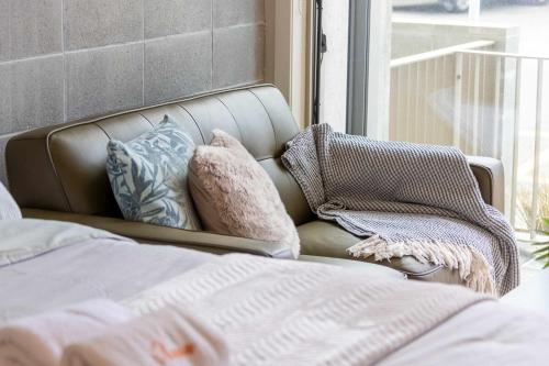 Ένα ή περισσότερα κρεβάτια σε δωμάτιο στο Petone City Studio with Balcony