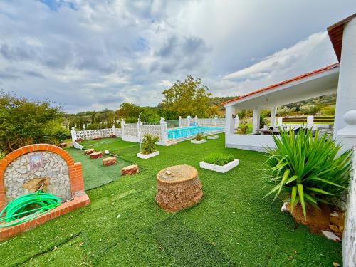 a yard with a swimming pool and a house at La Blanca de Aroche in Aroche