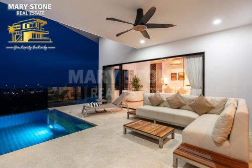 un salon avec un canapé et un ventilateur de plafond dans l'établissement Savaya Samui (Villa Malena), à Ban Ko Khwan