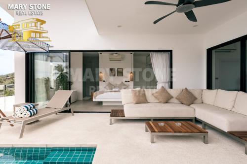 un salon avec un canapé et une table dans l'établissement Savaya Samui (Villa Malena), à Ban Ko Khwan