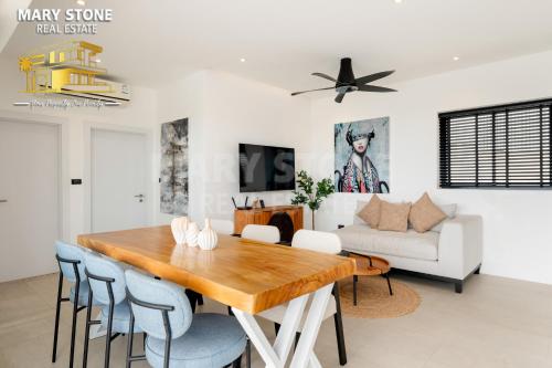 - une salle à manger et un salon avec une table et des chaises en bois dans l'établissement Savaya Samui (Villa Malena), à Ban Ko Khwan