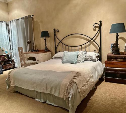 Postel nebo postele na pokoji v ubytování Otter's Creek Riverside