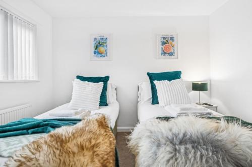 un salon avec deux lits et un canapé dans l'établissement Windrush Court, The Spacious & Comfy 3BR House By AltoLuxo Short Lets & Serviced Accommodation With Free WiFi & Parking, à Thornbury