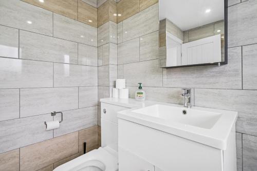 une salle de bain blanche avec un lavabo et des toilettes dans l'établissement Windrush Court, The Spacious & Comfy 3BR House By AltoLuxo Short Lets & Serviced Accommodation With Free WiFi & Parking, à Thornbury