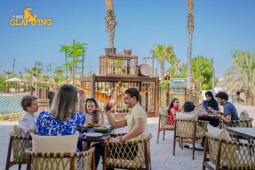 Επισκέπτες που μένουν στο T-Rex Glamping, Including Free Access to Dubai Parks and Resorts