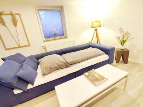 Un lugar para sentarse en Flair-Apartments 'SALZ & FLAIR' nähe Altstadt, 450 m Bahnhof, für Urlaub oder Geschäftsreise, separater Eingang, 24 Std Check-in,WLAN, 55 Zoll-Fernseher, Streaming, Küche, Regendusche, 1 Doppelbett, 1 Schlafsofa