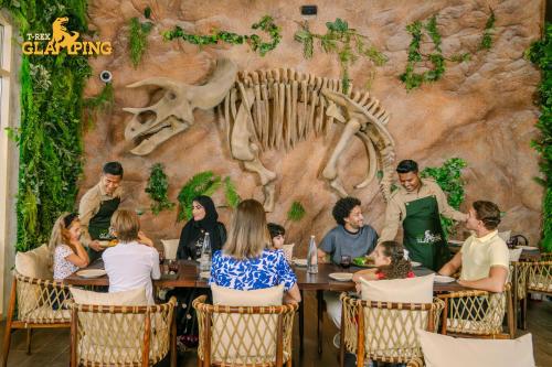 Επισκέπτες που μένουν στο T-Rex Glamping, Including Free Access to Dubai Parks and Resorts