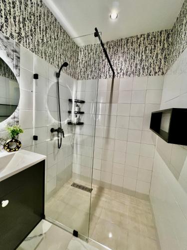 een badkamer met een douche en een wastafel bij Studio B living in Agadir