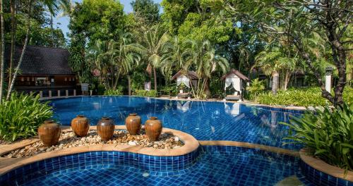 una piscina con un mucchio di vasi dentro di Annika Koh Chang , Formerly Ramayana Koh Chang Resort & Spa a Ko Chang