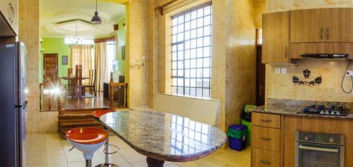 Η κουζίνα ή μικρή κουζίνα στο Sheerdrop Country Home Nakuru