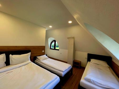 Postel nebo postele na pokoji v ubytování Vila Chalet Modern Poiana Vladesei