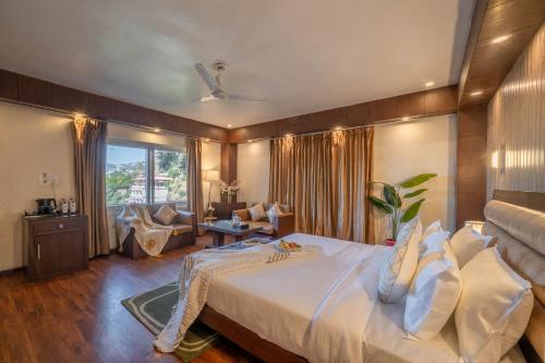 Postel nebo postele na pokoji v ubytování Perfectstayz Premium The Pride at mall road