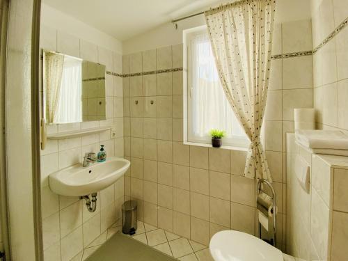 Ένα μπάνιο στο Villa Fortuna Gästehaus App Poel