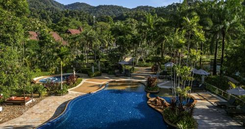 eine Luftaufnahme eines Pools in einem Resort in der Unterkunft Annika Koh Chang , Formerly Ramayana Koh Chang Resort & Spa in Ko Chang