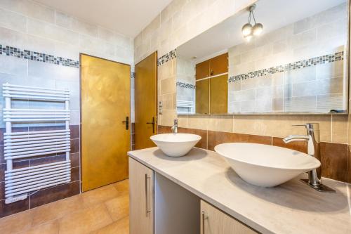 滨海布朗22 couchages centre de Brem的带水槽和淋浴的浴室