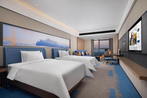 Postel nebo postele na pokoji v ubytování Hampton by Hilton Jieyang High Speed Railway Station