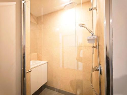 Box Hill Core Hotel Style Double Suite High-End Furniture Double King Bed Super Large Space في بوكسهل: دش مع باب زجاجي في الحمام