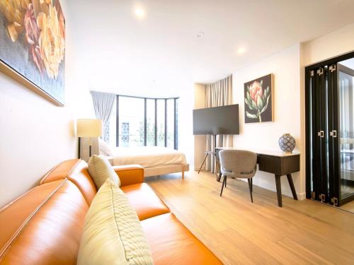 ein Wohnzimmer mit Couch und Schreibtisch in der Unterkunft Box Hill Core Hotel Style Double Suite High-End Furniture Double King Bed Super Large Space in Box Hill