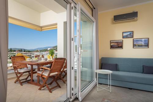 un salon avec une table et un canapé bleu dans l'établissement Nostos - Psili Ammos Appartments, à Psili Ammos