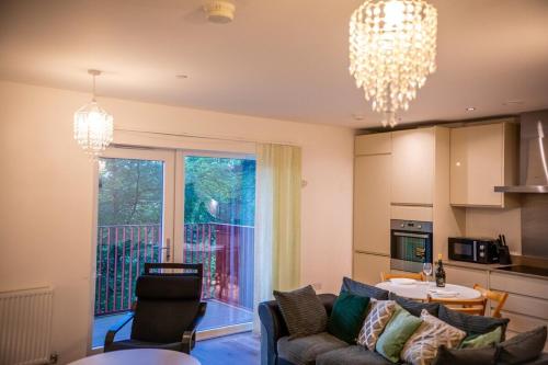 ein Wohnzimmer mit Sofa und Tisch in der Unterkunft Stylish Kent apartment in Maidstone