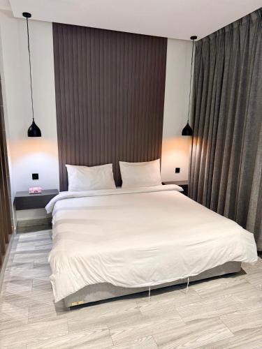 Ένα ή περισσότερα κρεβάτια σε δωμάτιο στο شاليهات سمو بارك 2