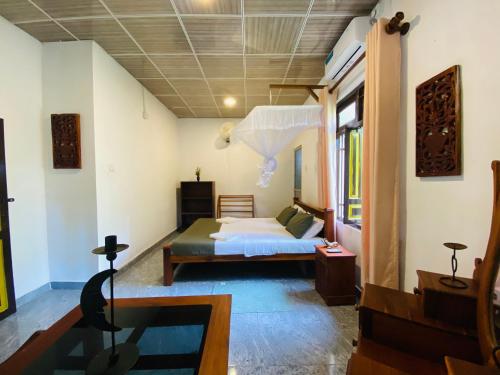 ein Schlafzimmer mit einem Bett in einem Zimmer in der Unterkunft Gurugedara Heritage Talalla in Talalla