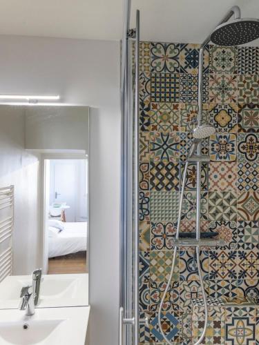 a bathroom with a shower and a sink at Studio du Barbier, plein centre in Vannes